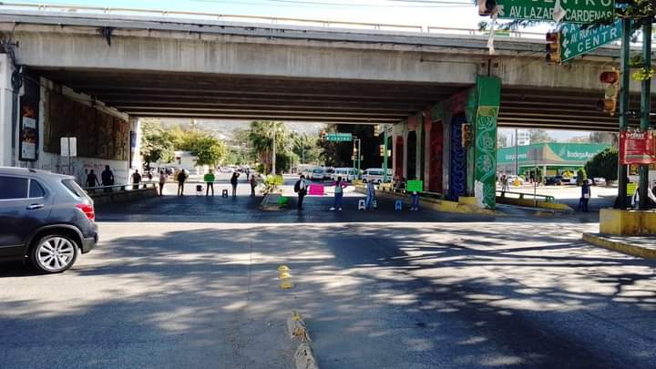 Maestros jubilados bloquean avenidas de Chilpancingo en demanda de pagos