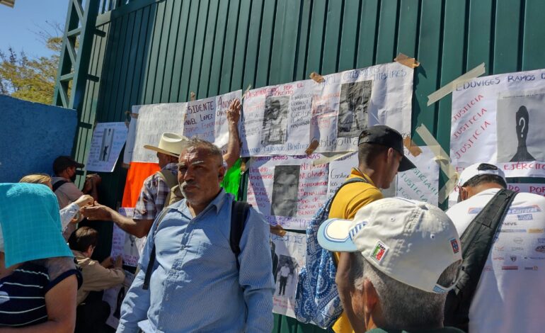 En el Día del Ejército, familiares de víctimas de la Guerra Sucia exigen justicia afuera de la 35 Zona Militar