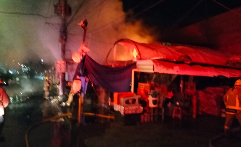 Incendian locales del Mercado Central de Chilpancingo y una marisquería al norte de la ciudad