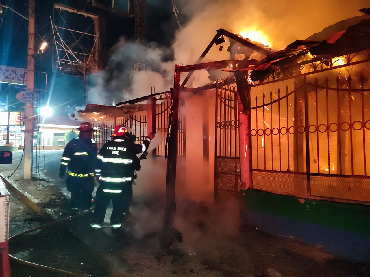 Hallan dos cadáveres en incendio de restaurante de Chilpancingo