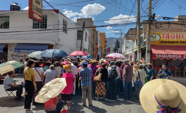 Regidor de Morena y adultos mayores bloquean por tres horas el Centro de Chilpancingo