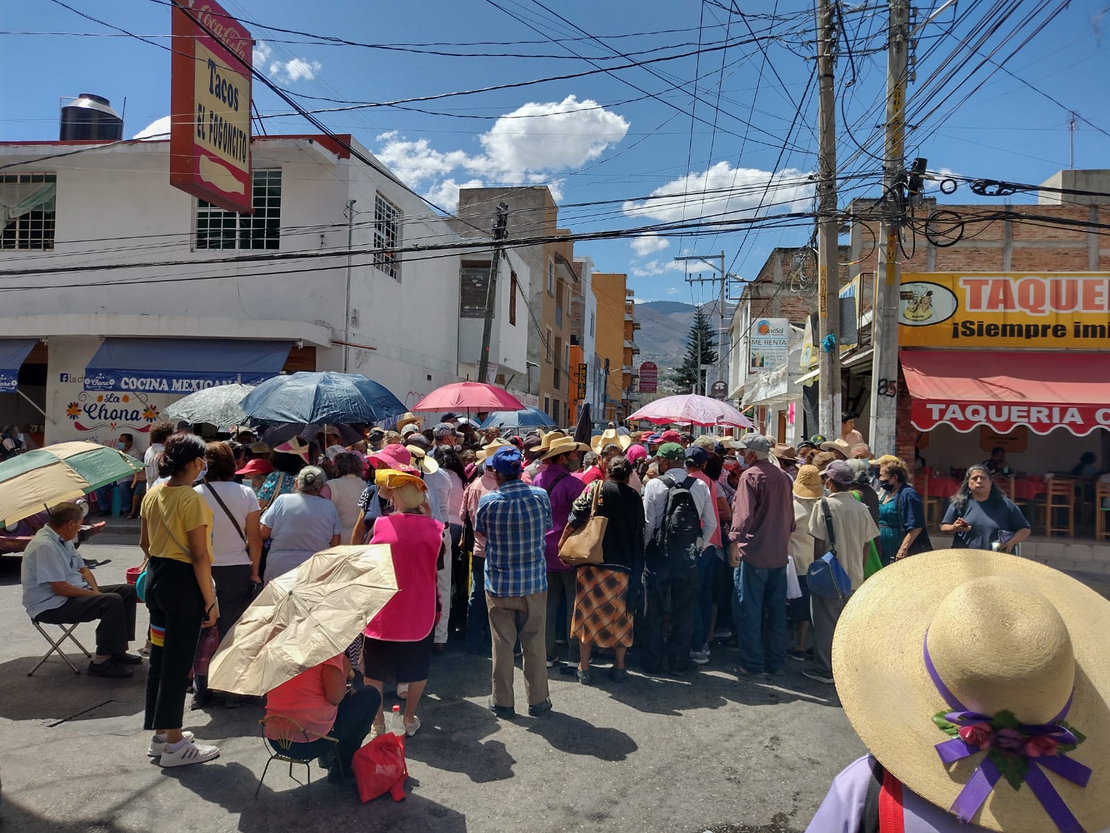 Regidor de Morena y adultos mayores bloquean por tres horas el Centro de Chilpancingo
