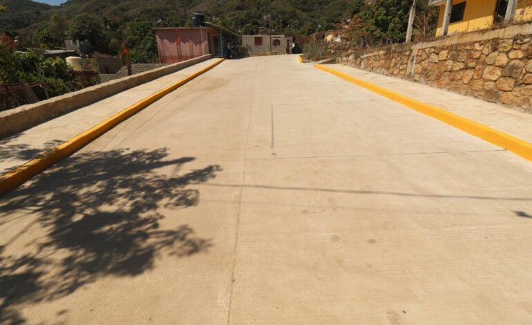 Inaugura Abelina López, obra integral en Llano Largo