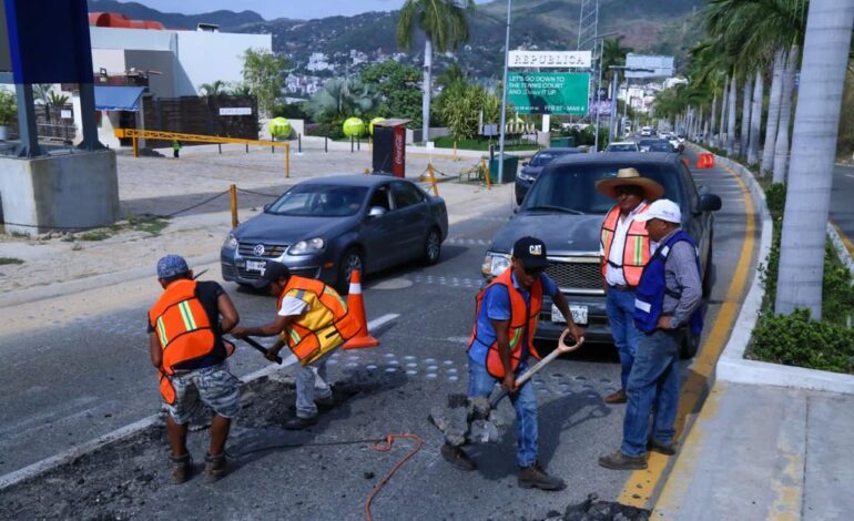 El gobierno de Guerrero bachea y da mantenimiento a la avenida Escénica de Acapulco