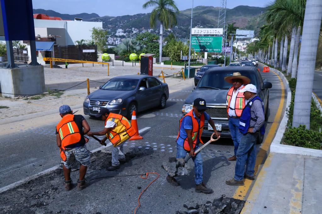 El gobierno de Guerrero bachea y da mantenimiento a la avenida Escénica de Acapulco