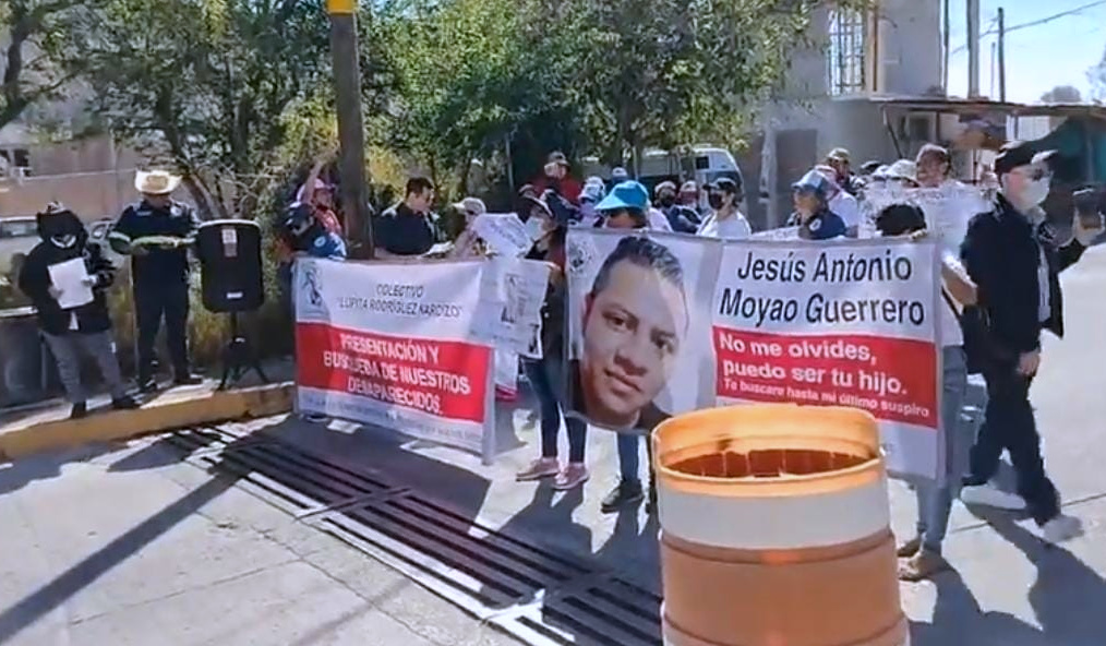 A un año de la desaparición de Jesús Antonio, familiares y colectivos protestan en la Fiscalía por su aparición con vida