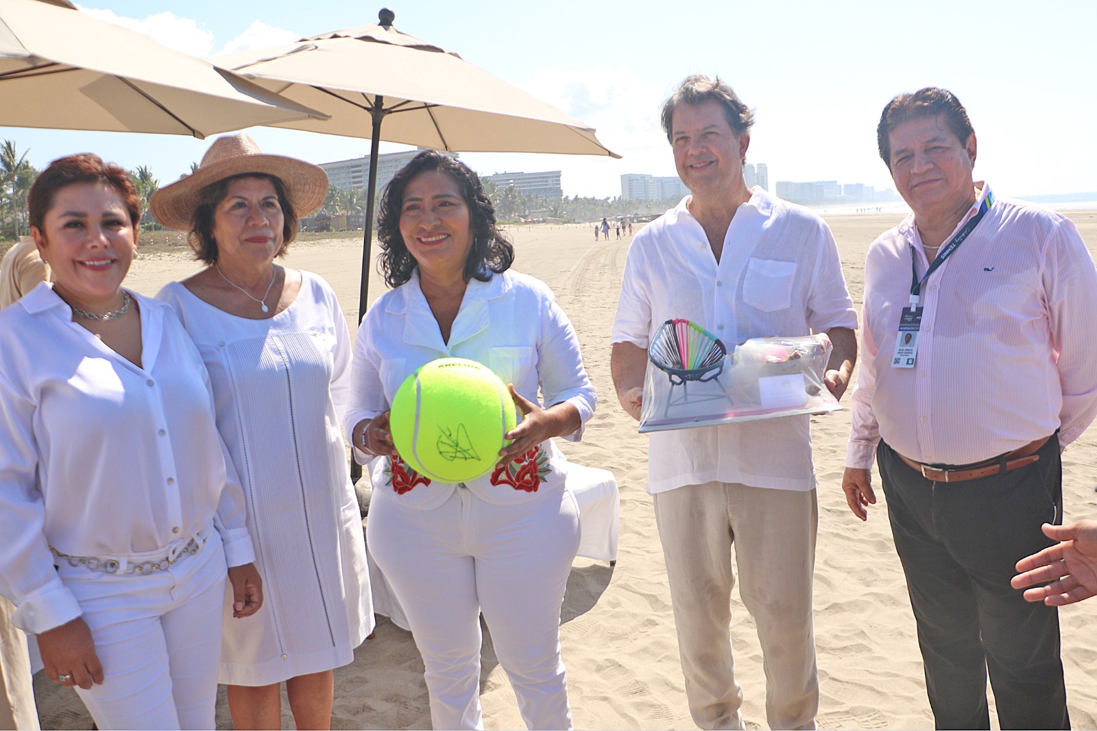 Asiste Abelina López al partido inaugural del AMT 2023