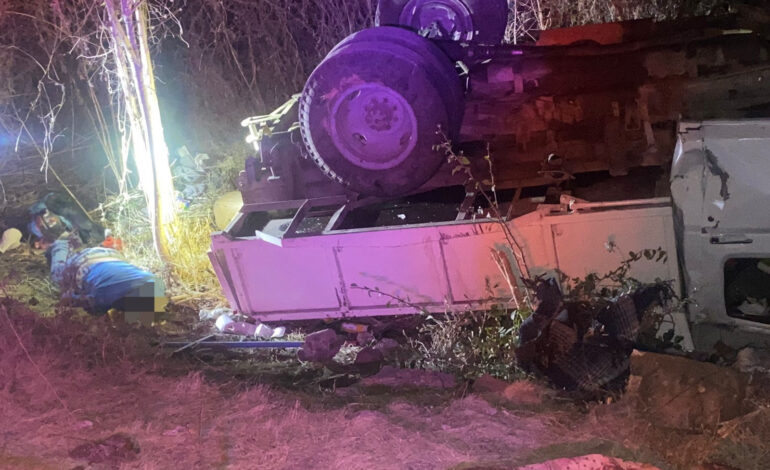 Electricista muere al volcar camioneta en carretera Iguala – Chilpancingo