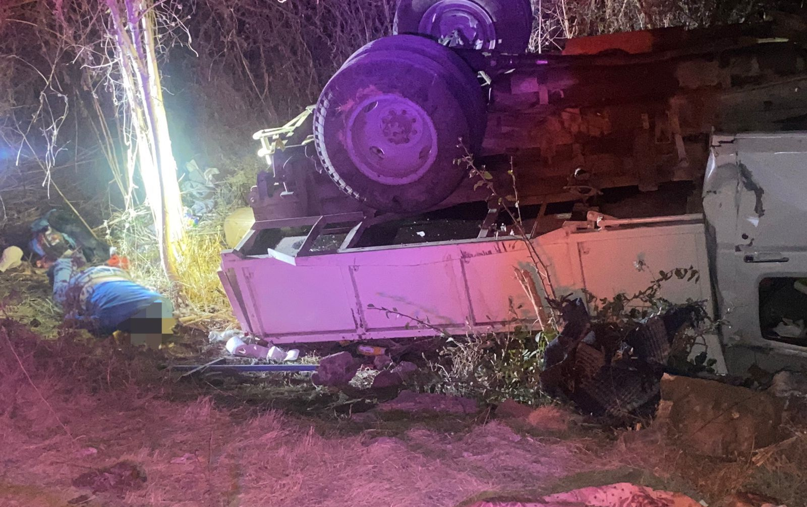 Electricista muere al volcar camioneta en carretera Iguala – Chilpancingo