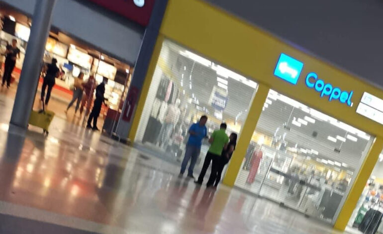 Grupo armado irrumpe en tienda Coppel para robar 50 equipos móviles