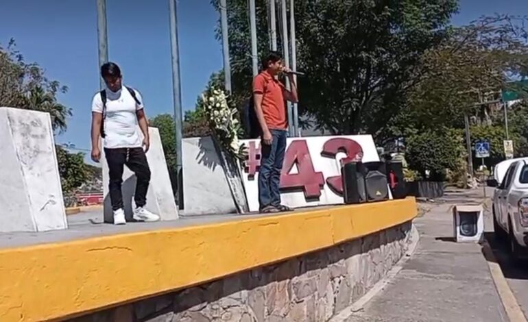 La desaparición de los 43 no puede quedarse impune, exigen normalistas en Chilpancingo