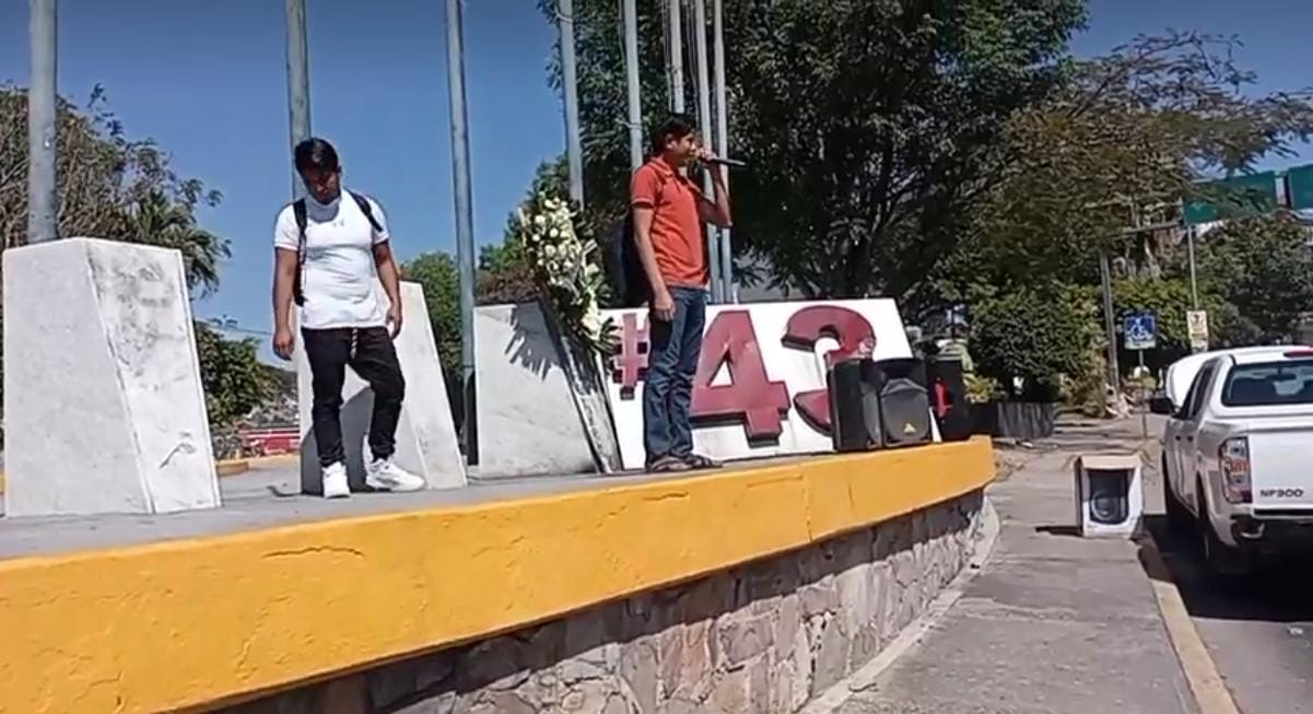 La desaparición de los 43 no puede quedarse impune, exigen normalistas en Chilpancingo