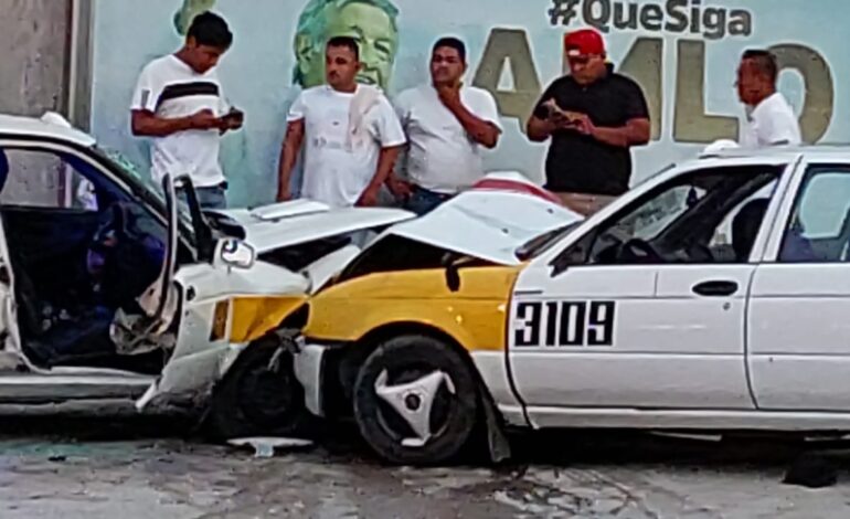 Varios pasajeros lesionados deja choque de taxis colectivos en Acapulco