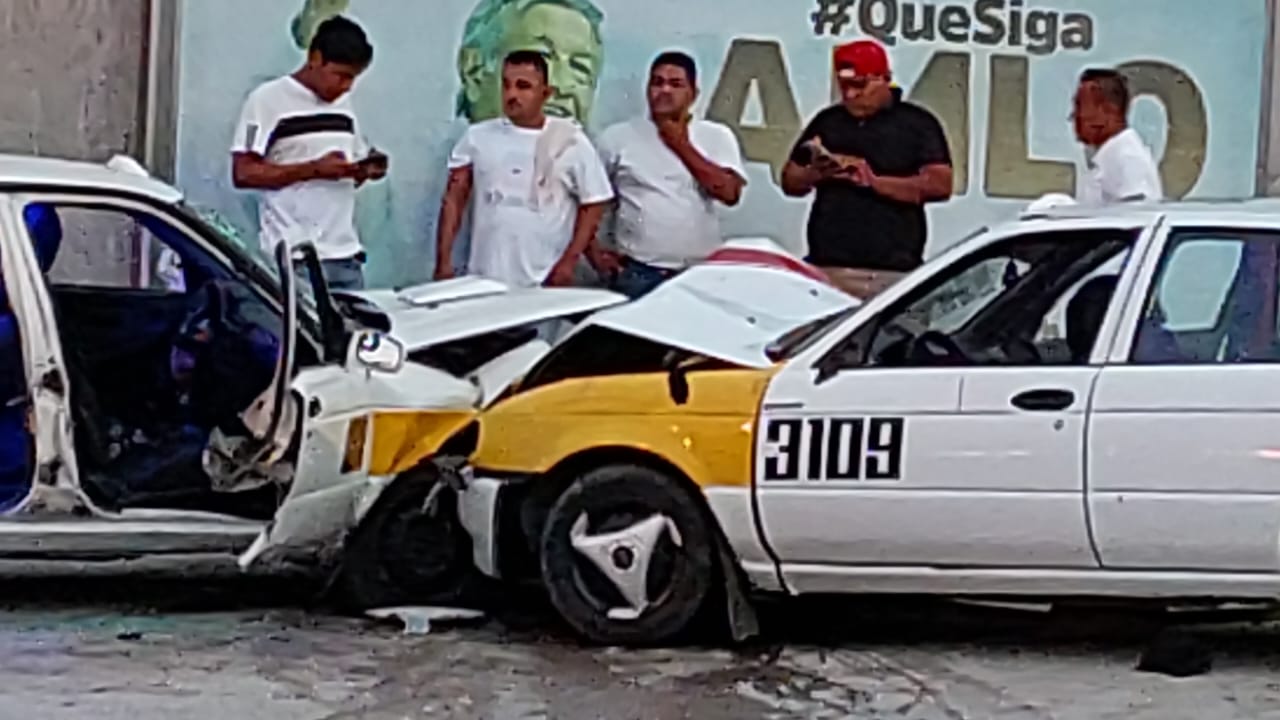 Varios pasajeros lesionados deja choque de taxis colectivos en Acapulco
