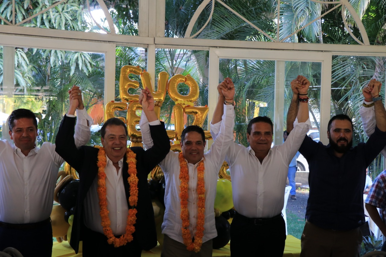 ¡Festejo con olor a destape! Arropan a Evodio líderes de diferentes partidos en su cumpleaños