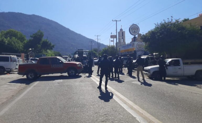 Arrestan con armas largas, granadas, droga y vehículos a 14 policías comunitarios de la CRAC-PF en Guerrero