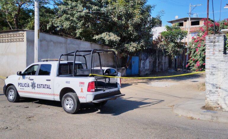 Hallan dos cadáveres dentro de la cajuela de un vehículo; balean a dos personas dentro de una casa