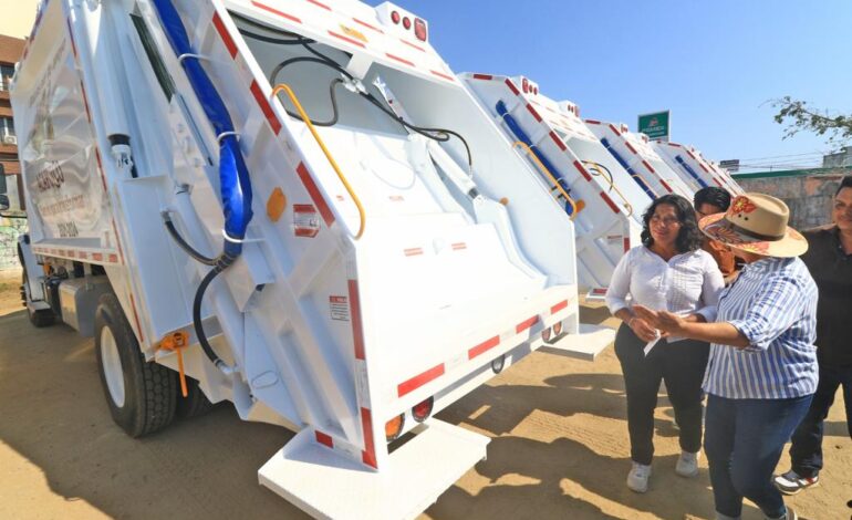 Entrega Abelina López siete nuevos camiones a Saneamiento Básico