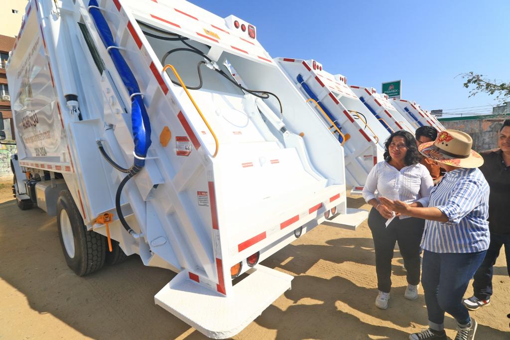 Entrega Abelina López siete nuevos camiones a Saneamiento Básico