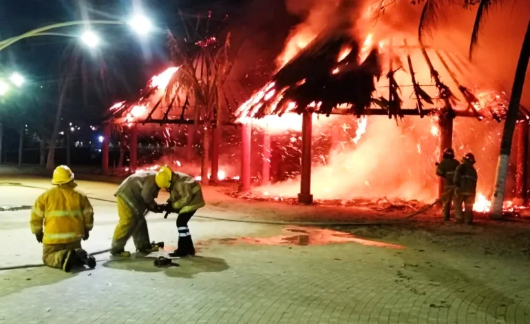 Incendio consume dos cabañas en el Paseo del Pescador en Zihuatanejo