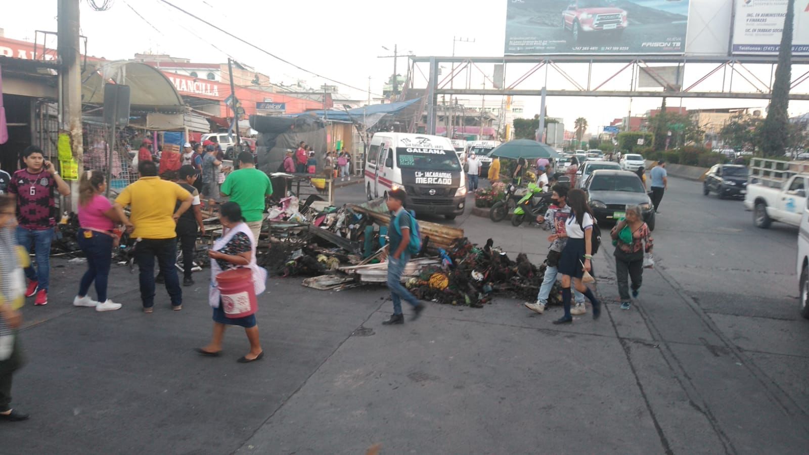 Después de protestas y 18 horas tarde, la Fiscalía de Guerrero comienza el peritaje del área incendiada del mercado