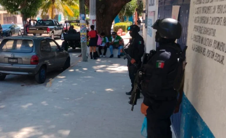 Policías estatales en acciones de prevención del delito y combate a la venta de drogas, son agredidos por colonos de Acapulco