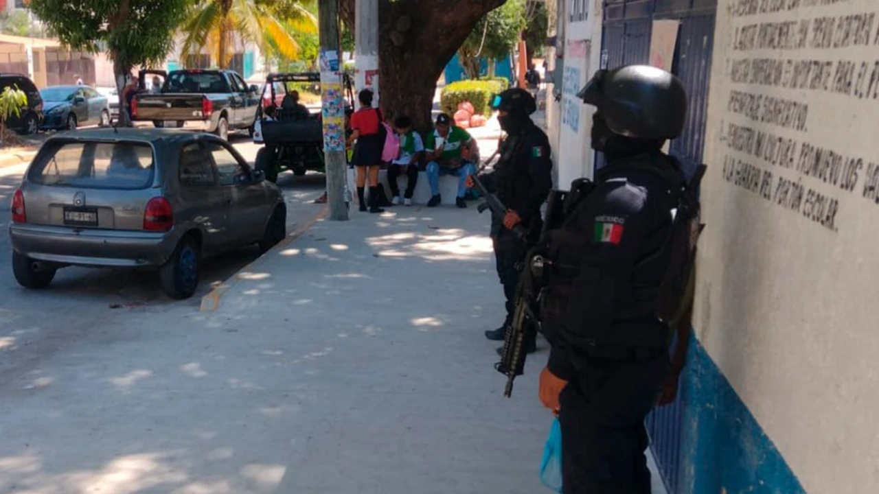 Policías estatales en acciones de prevención del delito y combate a la venta de drogas, son agredidos por colonos de Acapulco