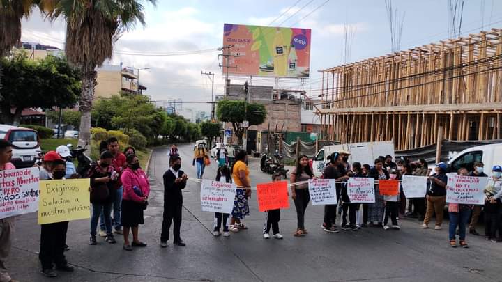 Con bloqueos, padres de familia, alumnos y profesores de escuelas de Chilpancingo demandan infraestructura y apoyos