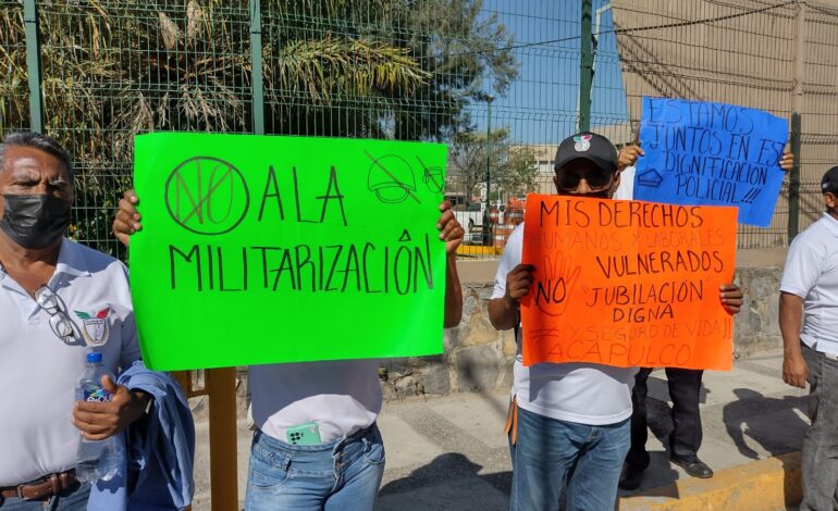 Trabajadores de la Fiscalía de Guerrero protestan por despidos injustificados y contra «la militarización» en la dependencia