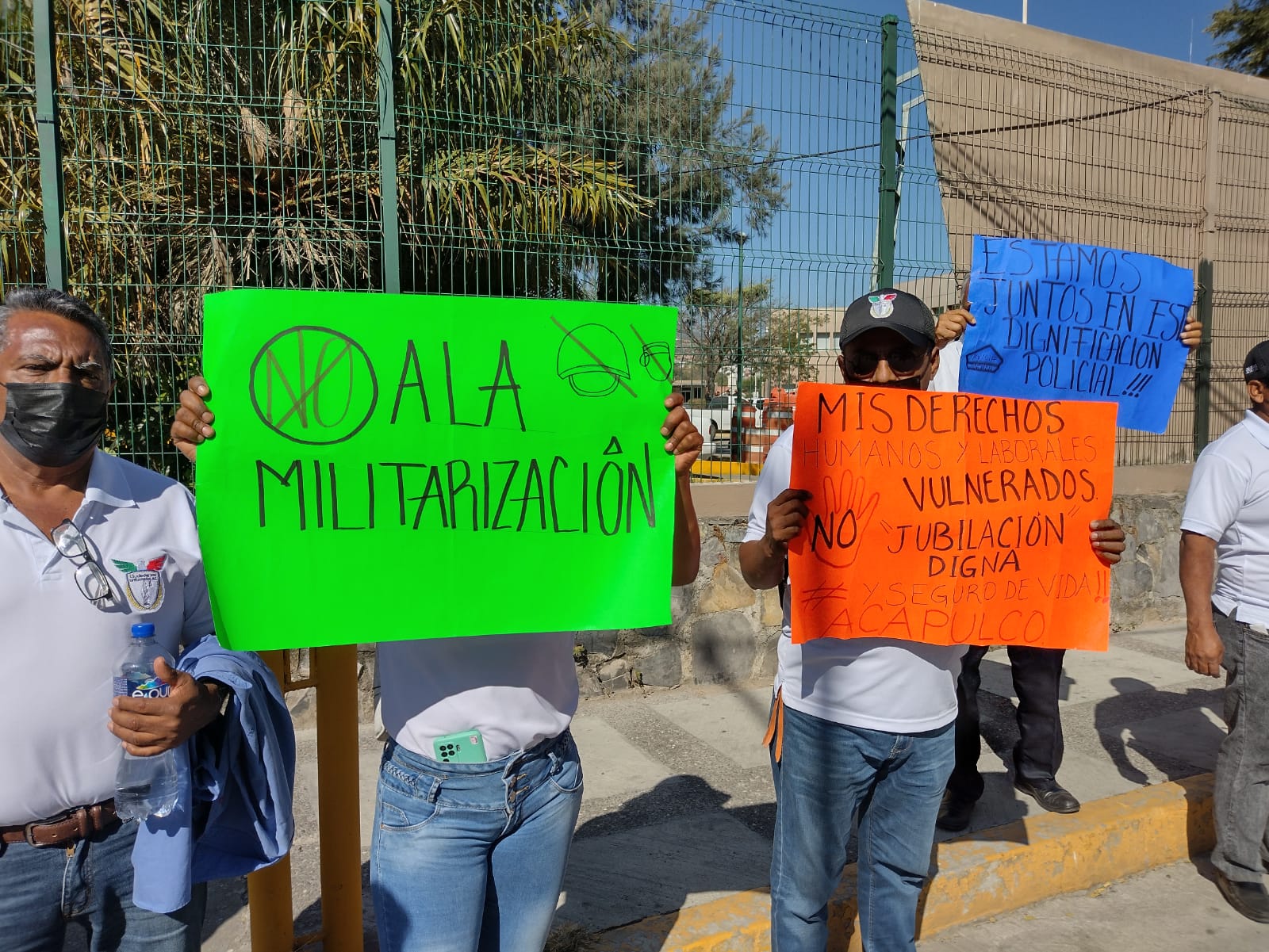 Trabajadores de la Fiscalía de Guerrero protestan por despidos injustificados y contra «la militarización» en la dependencia