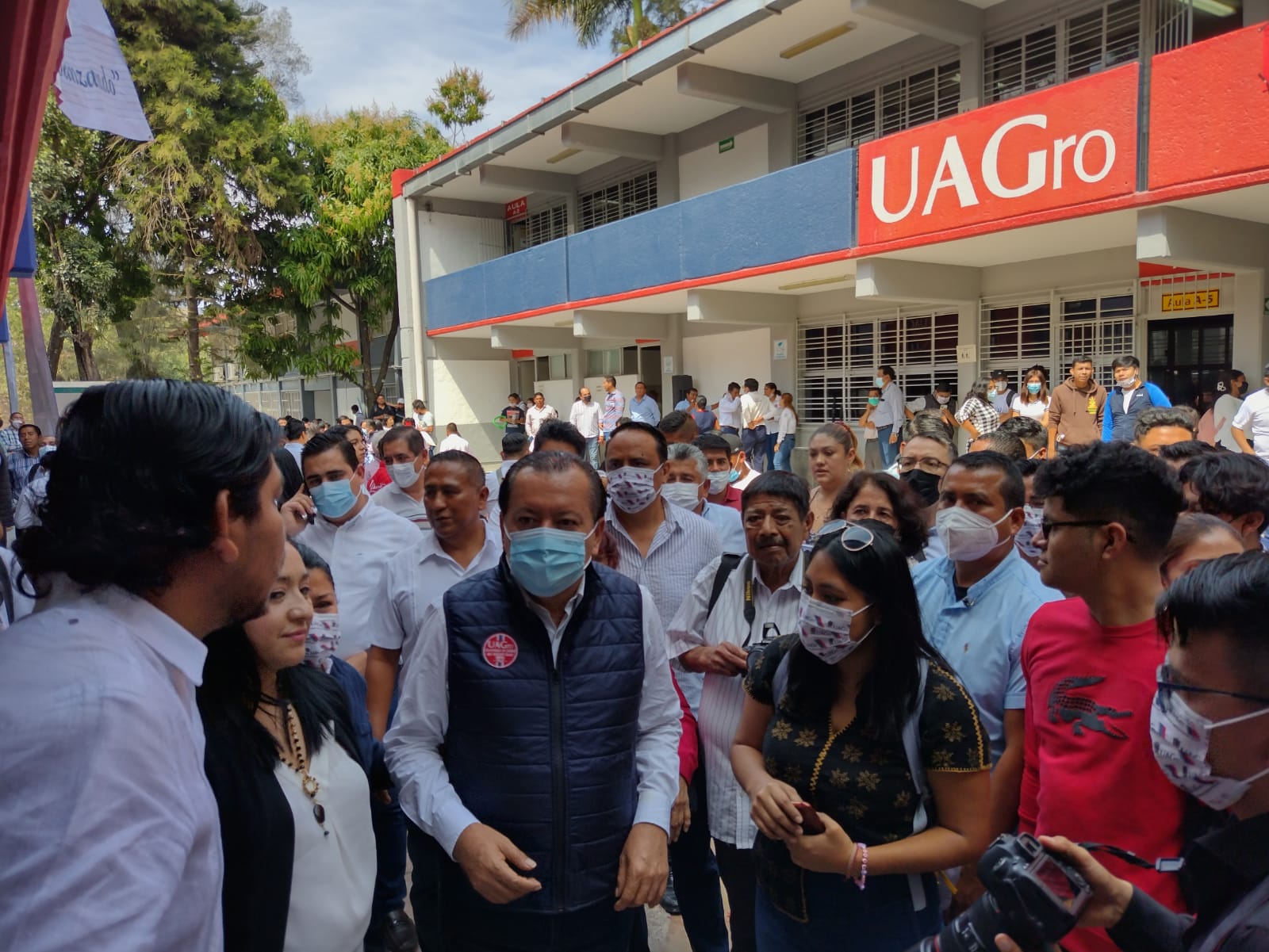 Acto universitario se convierte en mitin de Javier Saldaña, quien busca la Rectoría