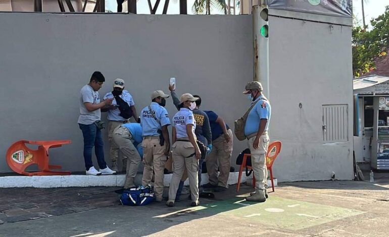 Balean a turista en playa Papagayo de Acapulco