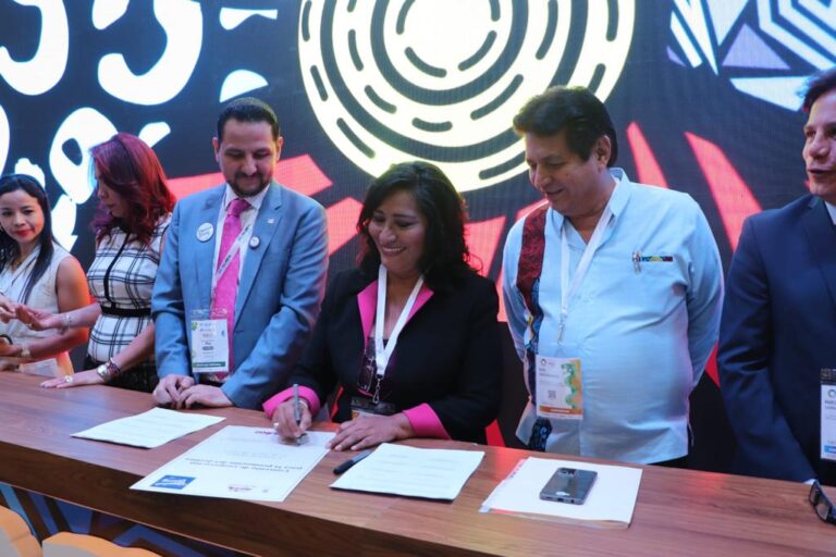 Abelina Lopez convenio con Queretaro para la Ruta del Vino y el Mezcal