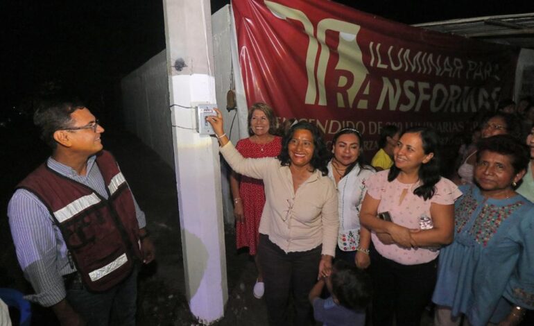 Inaugura Abelina López obras de iluminación y pavimentación en la zona poniente