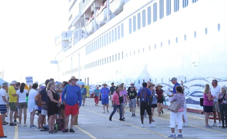 Arriba a Acapulco el Norwegian Bliss, décimo séptimo crucero de la temporada con más de 5 mil 500 visitantes