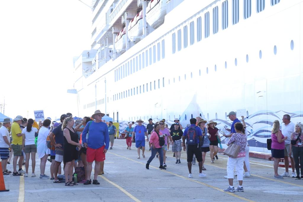 Arriba a Acapulco el Norwegian Bliss, décimo séptimo crucero de la temporada con más de 5 mil 500 visitantes