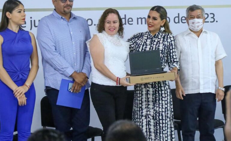 Entrega laptops Evelyn Salgado al magisterio de Guerrero