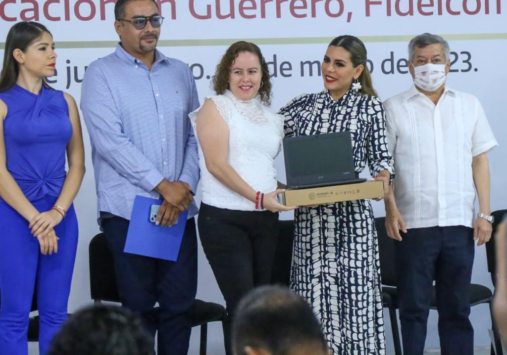 Entrega laptops Evelyn Salgado al magisterio de Guerrero