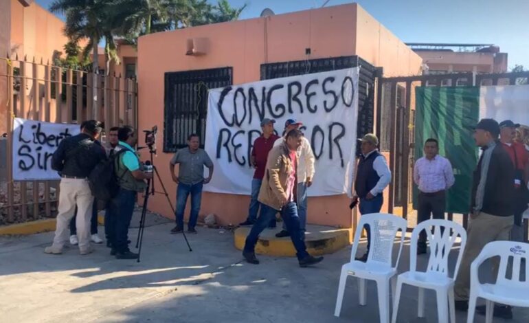 Sindicalizados del Congreso de Guerrero cierran las instalaciones del inmueble para presionar por una audiencia