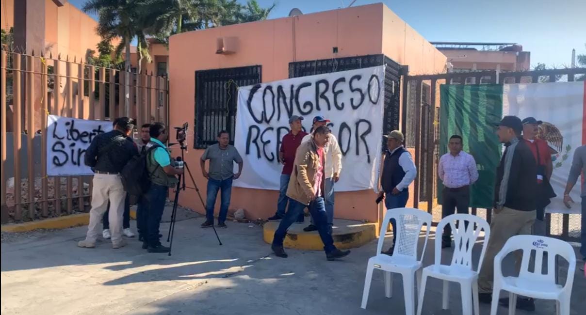 Sindicalizados del Congreso de Guerrero cierran las instalaciones del inmueble para presionar por una audiencia