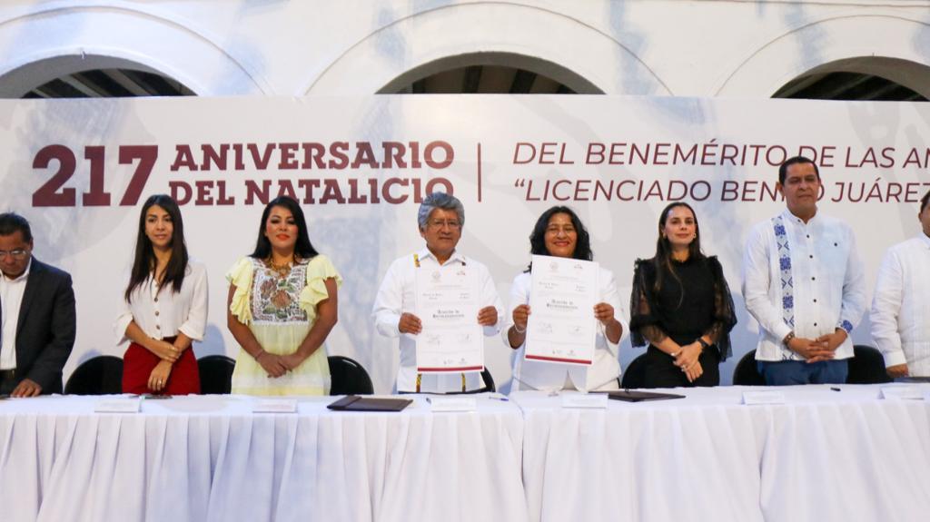 Firma Abelina López, acuerdo de hermanamiento con Oaxaca de Juárez