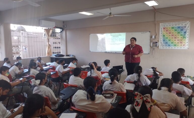 DIF Acapulco lleva pláticas contra adicciones y manejo de emociones a escuelas