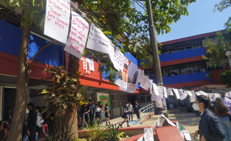 Estudiantes de la UAGro colocan tendederos para exponer a sus acosadores