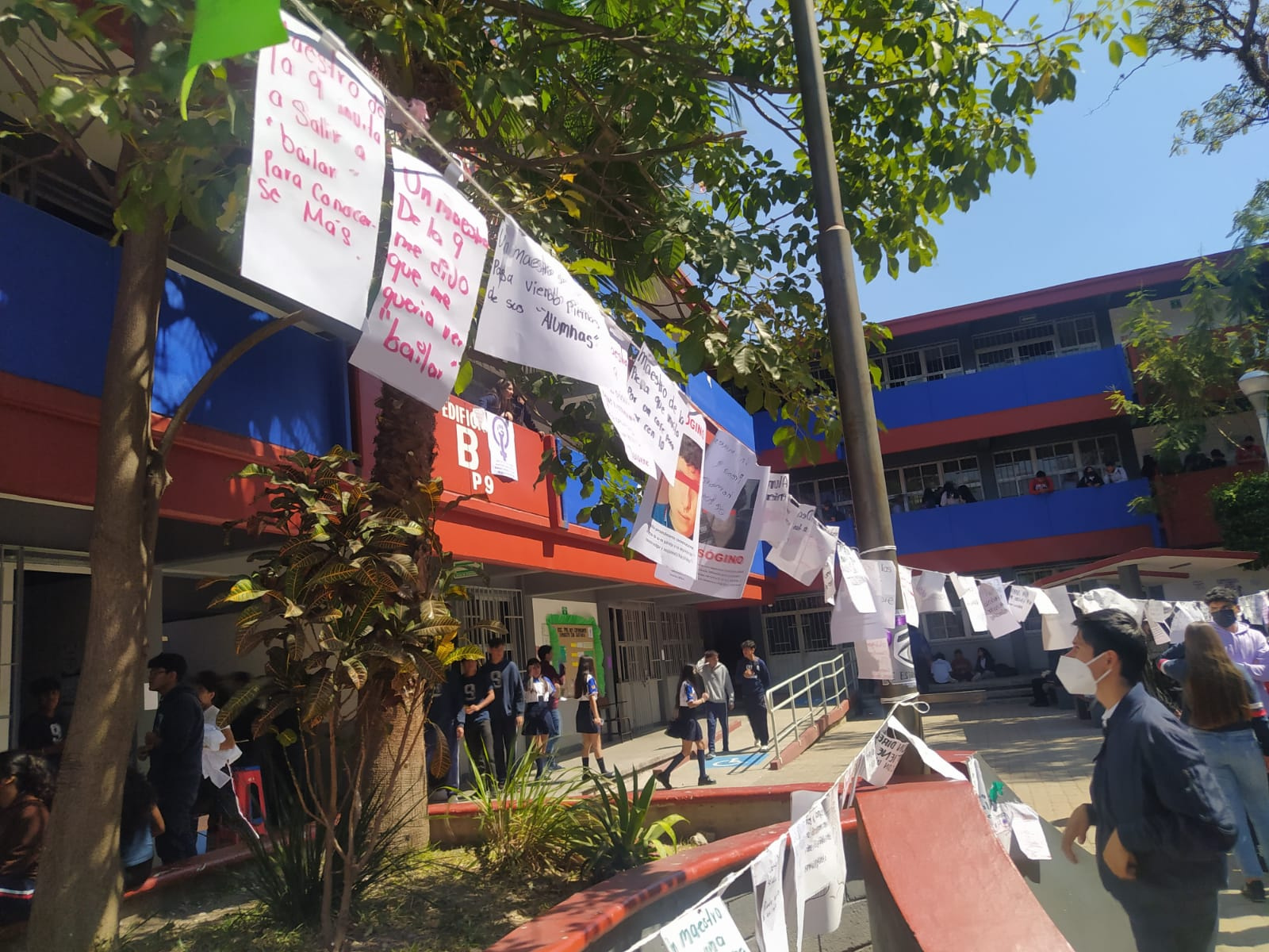 Estudiantes de la UAGro colocan tendederos para exponer a sus acosadores