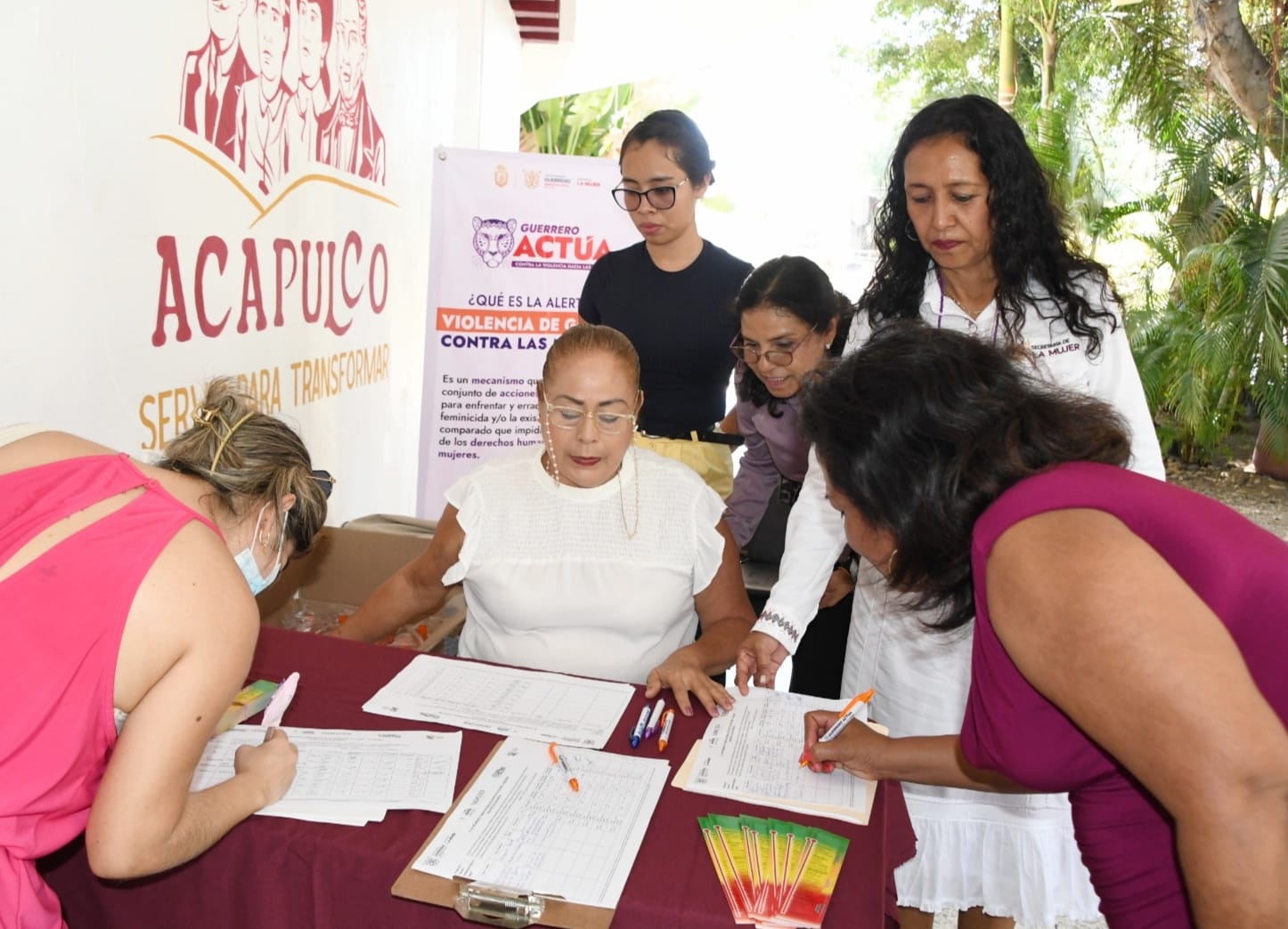 Entrega la Secretaría de la Mujer material de difusión de la Campaña «Guerrero Actúa contra la Violencia hacia las Mujeres» en Acapulco