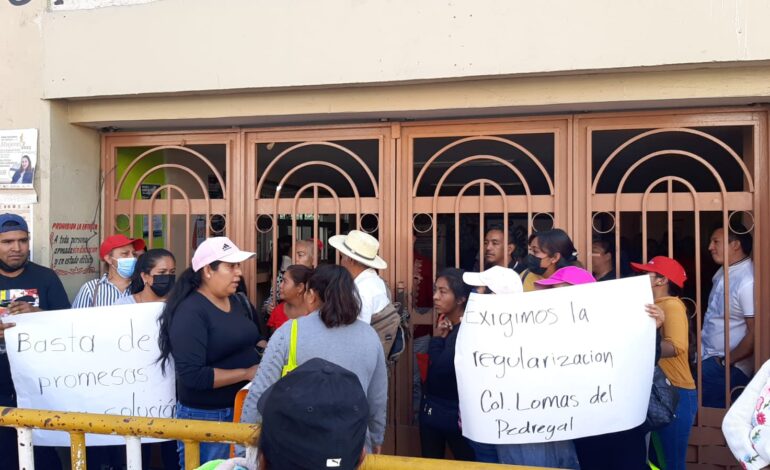 Vecinos de colonias irregulares bloquean por cinco horas el Ayuntamiento