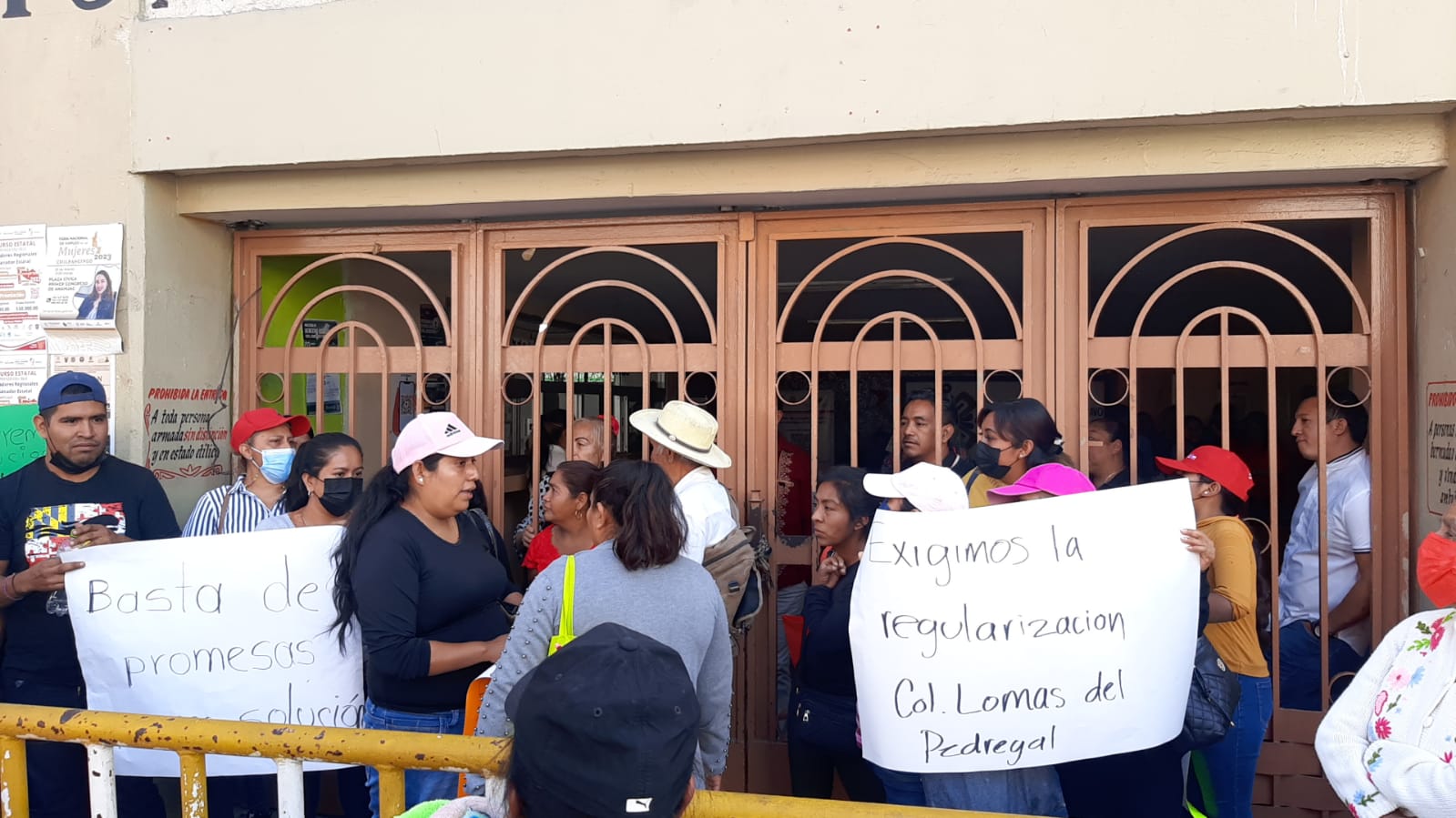 Vecinos de colonias irregulares bloquean por cinco horas el Ayuntamiento
