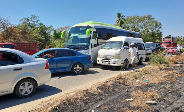 En demanda de profesores, padres de familia de El Paraíso bloquearon por una hora la Acapulco-Zihuatanejo