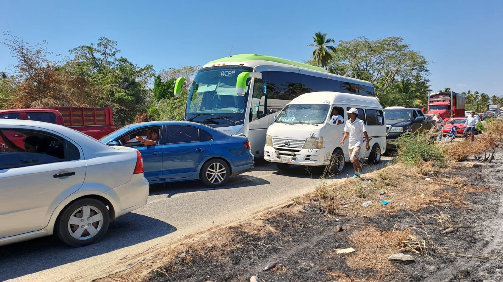 En demanda de profesores, padres de familia de El Paraíso bloquearon por una hora la Acapulco-Zihuatanejo