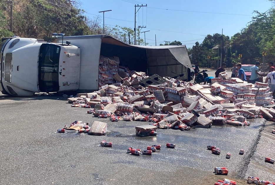 ¡Chelacidio! Latas de cerveza acaban esparcidas en vía al volcar camión en Acapulco